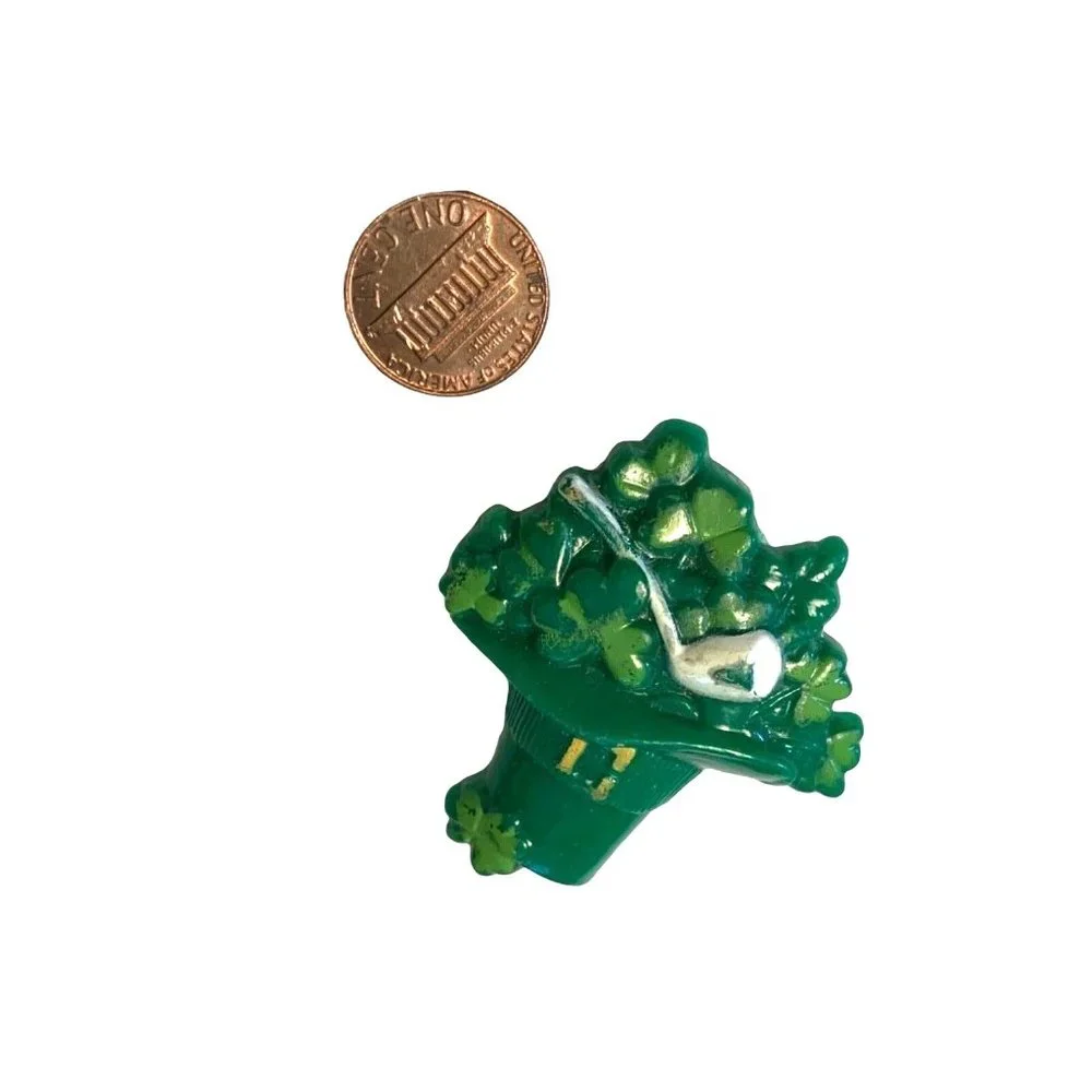 ST PATRICK'S DAY HAT, PIPE, AND SHAMROCKS PIN BROOCH